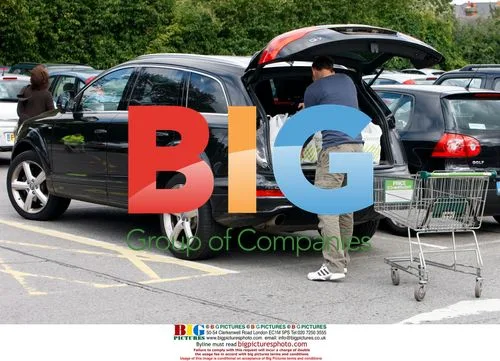 Ulrika Johnson and Brian Monet Shopping