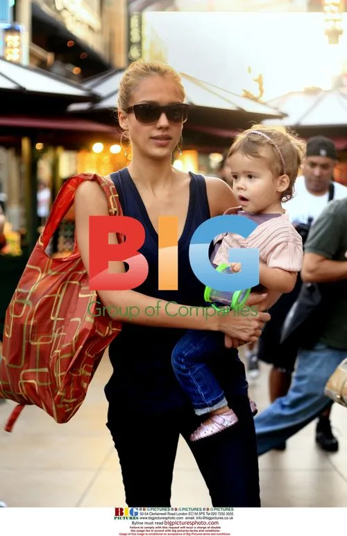 Jessica Alba shops with daughter