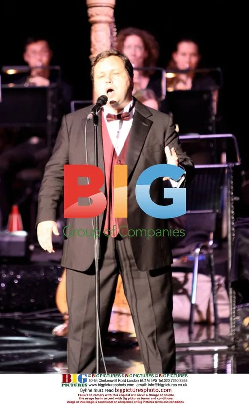 Paul Potts Performs in Munich