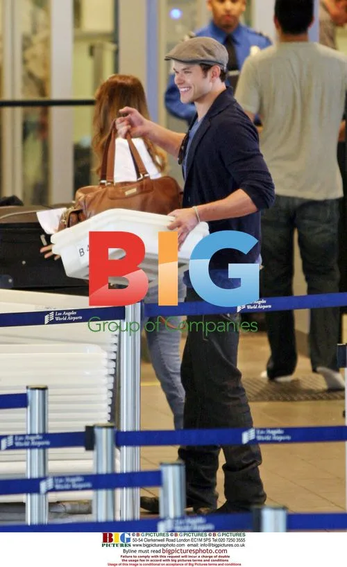 Kellan Lutz hydrates at LAX airport