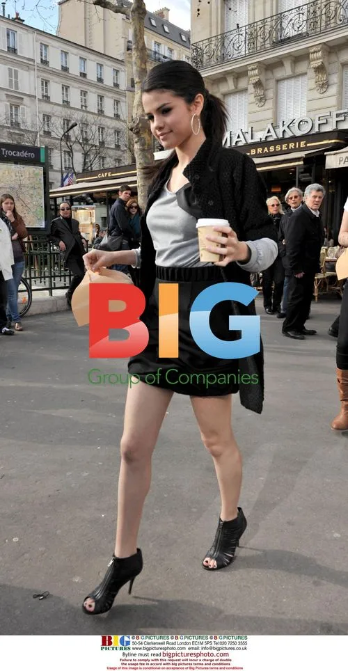 Selena Gomez Eating in Paris