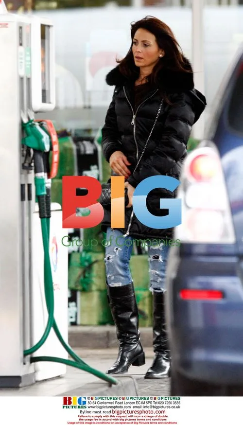 Vanessa Perroncel Runs Errands in Surrey