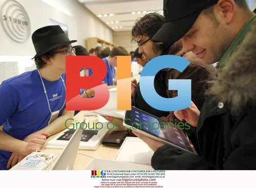 Customers Wait for iPad Launch