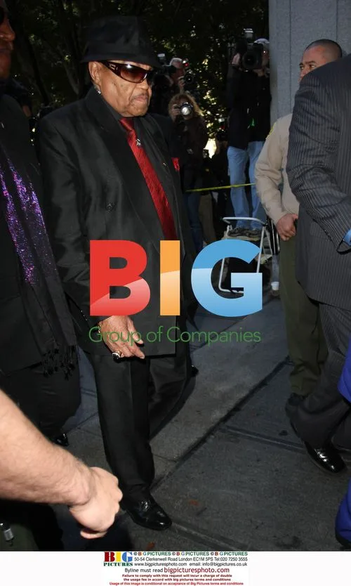 Joe and Katherine Jackson Outside Courthouse
