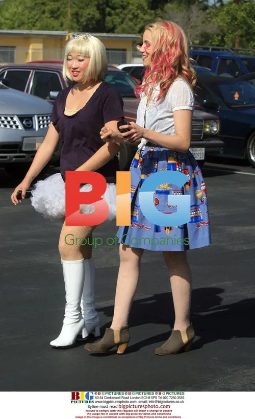 Jenna Ushkowitz and Dianna Agron on "Glee" set