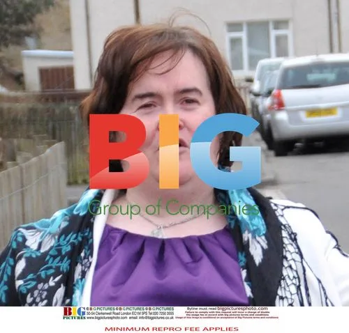 Susan Boyle Poses at Home