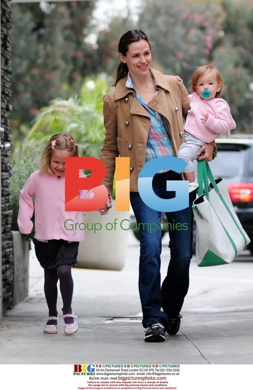 Jennifer Garner out for brunch with daughters