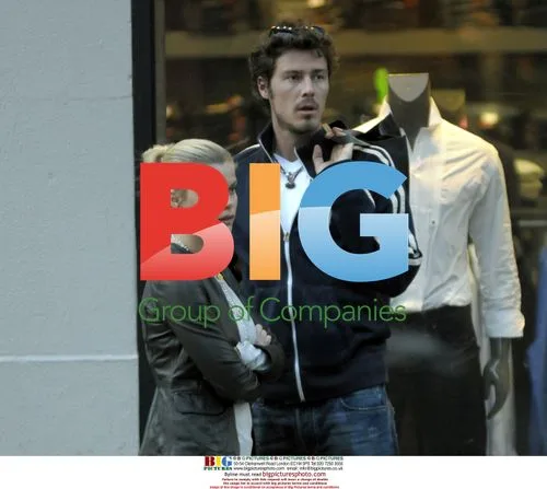 Marat Safin Shopping with Girlfriend in NYC