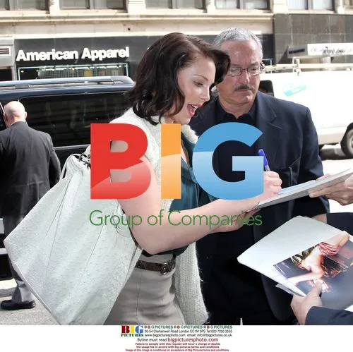 Katherine Heigl signs autographs in NYC