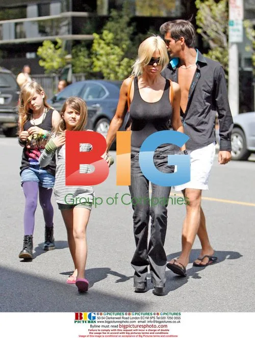 Shauna Sands and daughters drop off Bentley