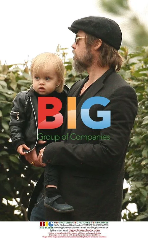 Brad Pitt with kids at park, Venice