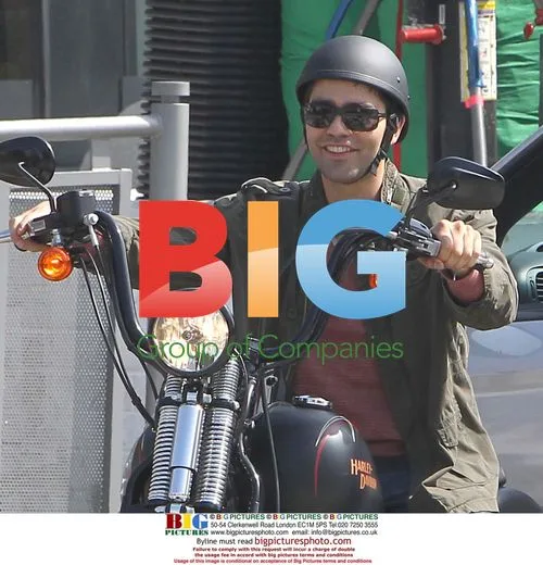 Adrian Grenier on Entourage set