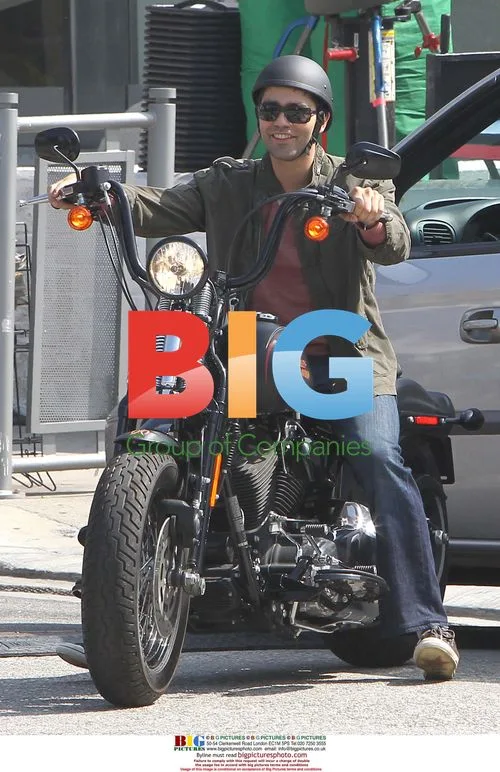 Adrian Grenier on Entourage set
