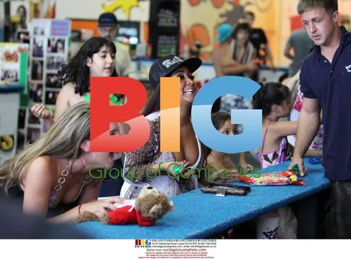 Snooki and friend on NJ boardwalk