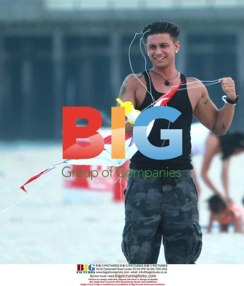 Pauly D and Vinny Fly Kites on Jersey Shore