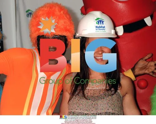 Celebs volunteer with Habitat for Humanity