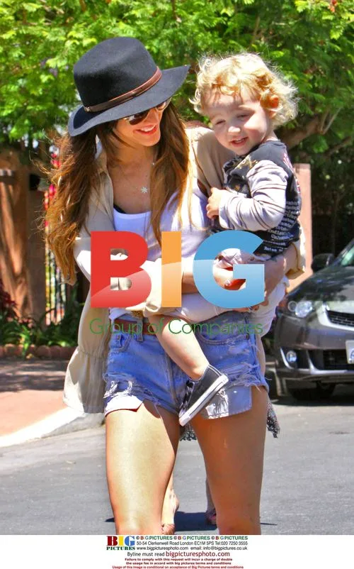 Ashlee Simpson takes son to party