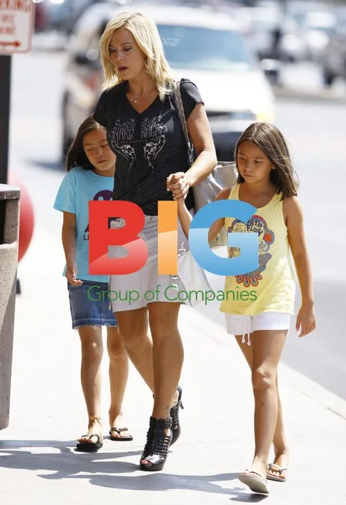 Kate Gosselin and Twin Daughters Back-to-School Shopping