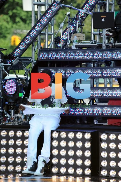 Usher Performs Live at The Early Show