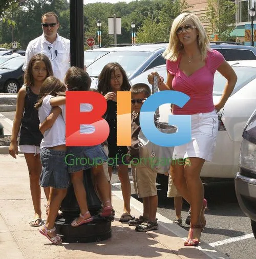 Kate Gosselin & 8 Kids Shoe Shopping