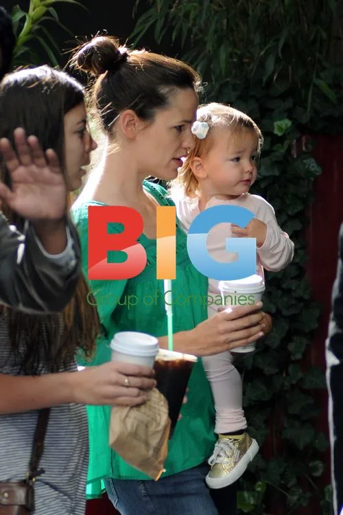 Jennifer Garner and Daughter Seraphina Grab Coffee