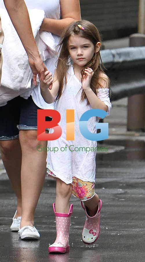 Katie Holmes and Daughters in Toronto