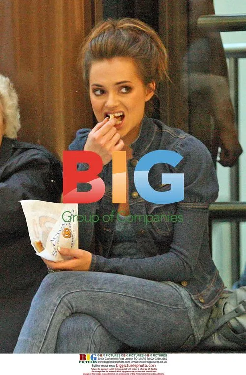 Kara Tointon Shopping with Family