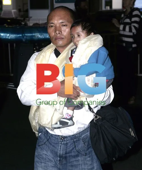 World's Smallest Man Arrives in UK