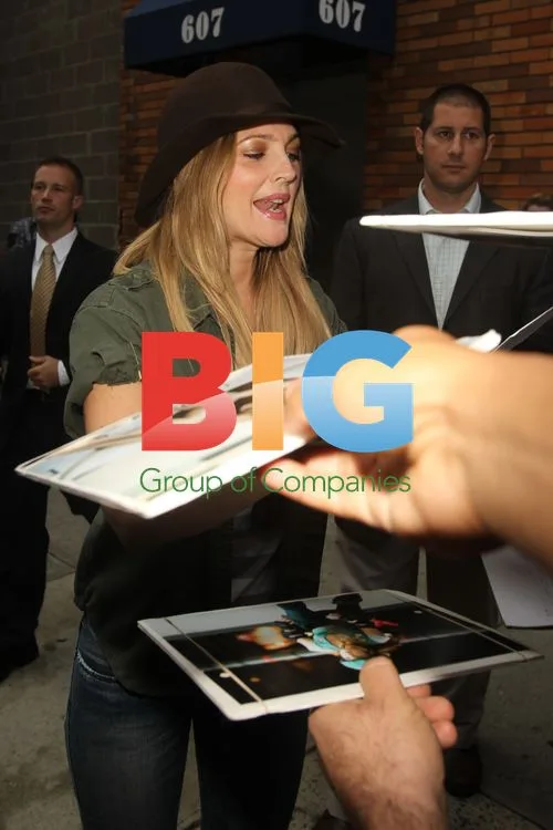 Drew Barrymore Leaving 'Daily Show' in Casual Outfit