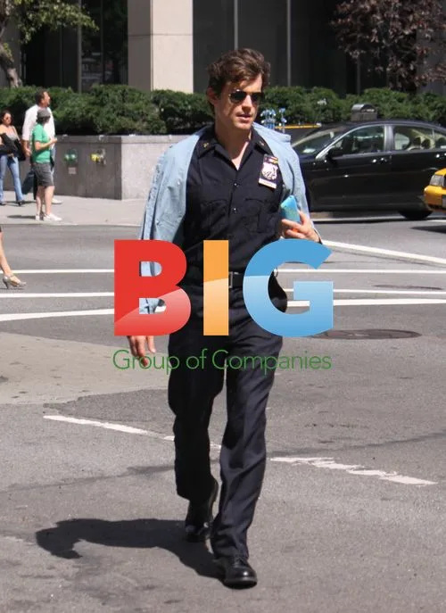 Matthew Bomer on break from 'White Collar' filming