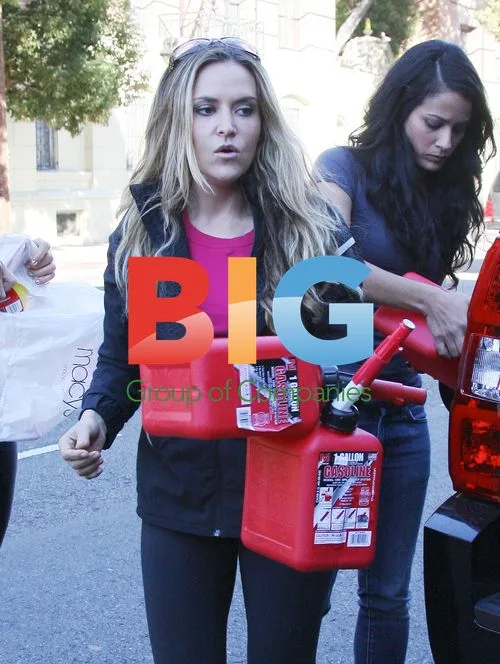 Brooke Muller Gets Gas Help from Paris Hilton