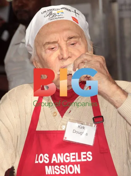 Kirk Douglas Serves Thanksgiving Meal
