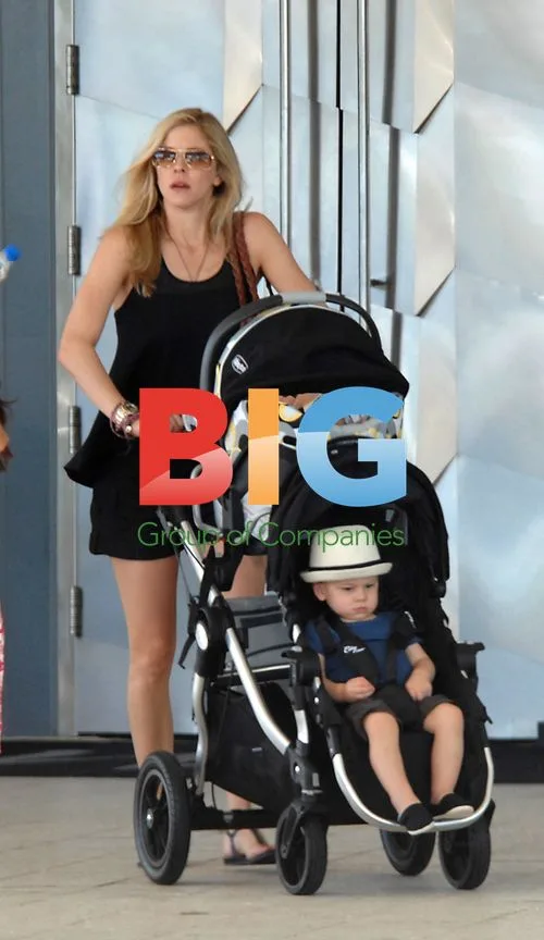Anna Hansen and Kids Stroll in Miami