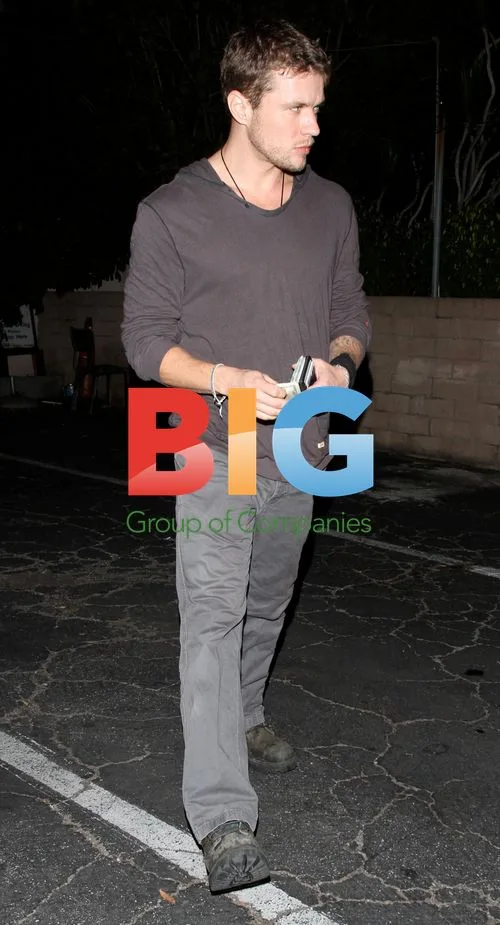 Ryan Phillippe Picks Up Sushi