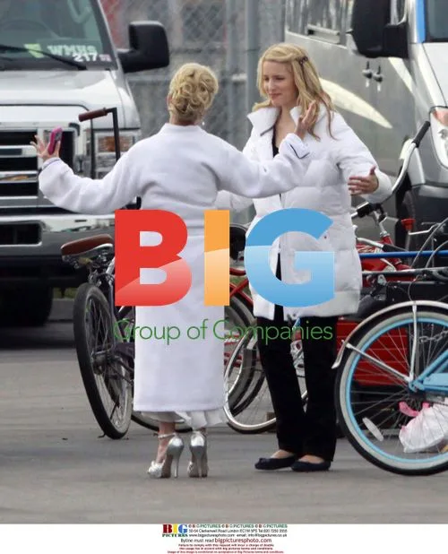 Dianna Argon and Kristin Chenoweth on Glee set