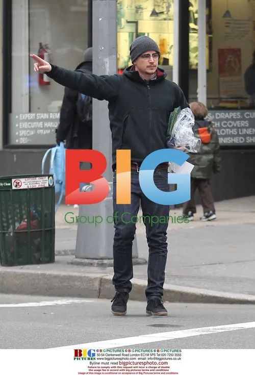 Josh Hartnett Runs Errands in NYC