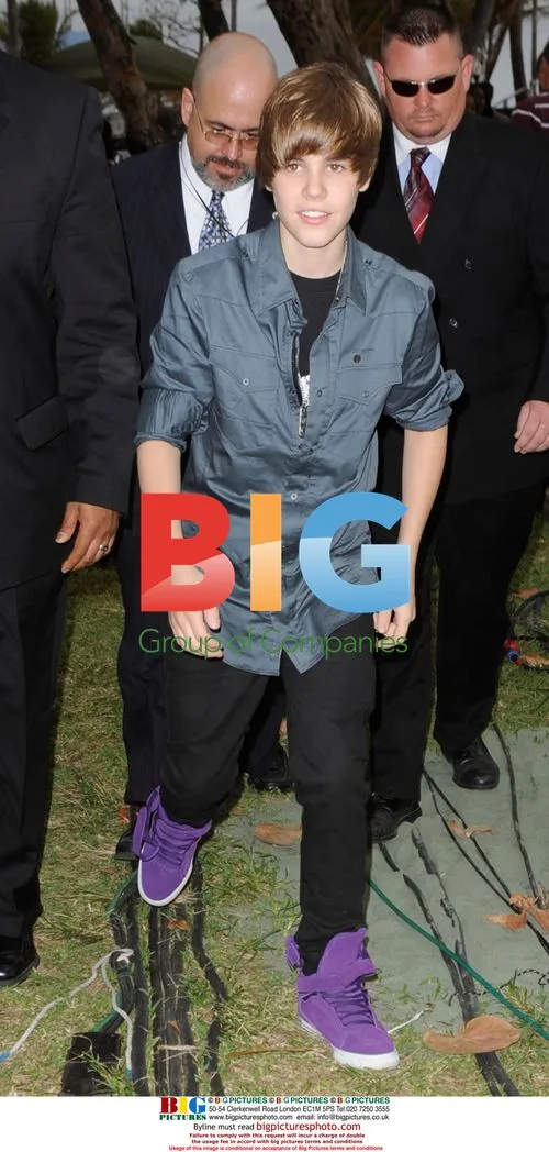 Justin Bieber performs on The Early Show