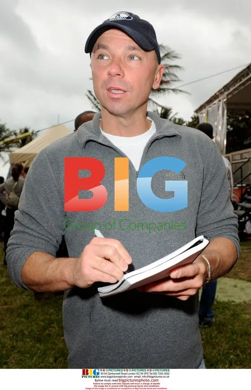 Kenny Chesney Signs Autographs in Miami Beach