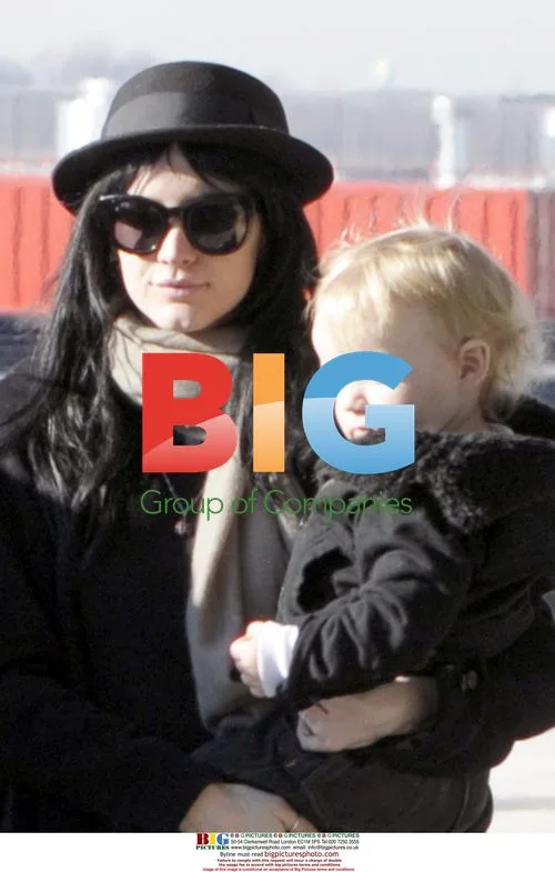 Ashlee Simpson and Pete Wentz Depart JFK