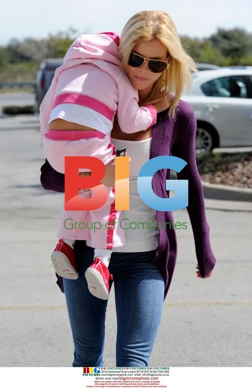 Elin Nordegren and Daughter Shopping
