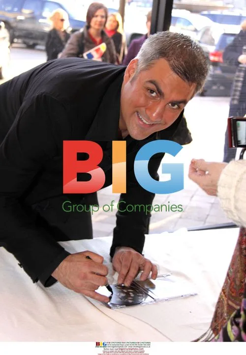 Taylor Hicks signs autographs after 'Grease' performance