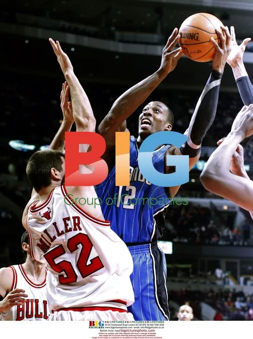 Dwight Howard shoots vs Bulls