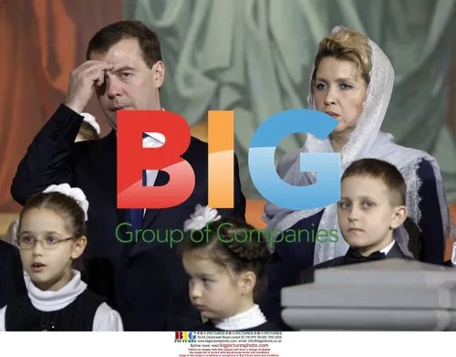 Medvedev and Wife Attend Christmas Service