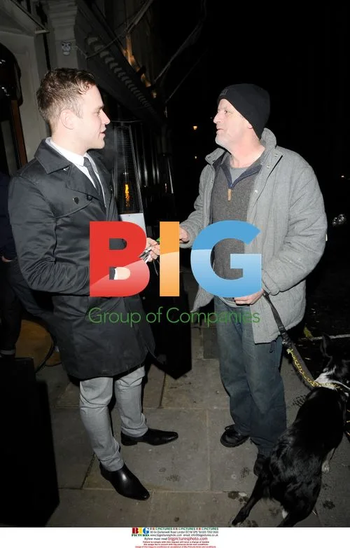 Olly Murs Buys Big Issue Magazine