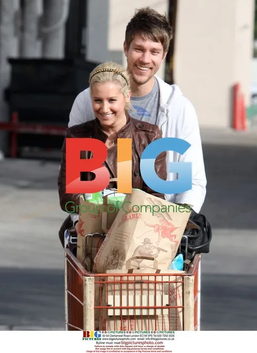 Ashley Tisdale and boyfriend Scott Speer shopping