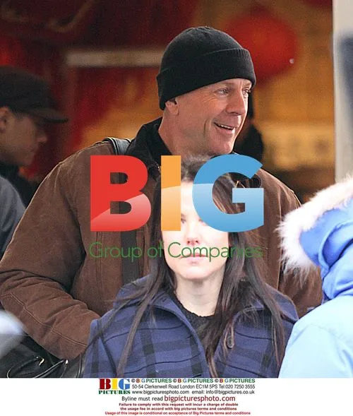 Bruce Willis and Mary Louise Parker on "Red" set