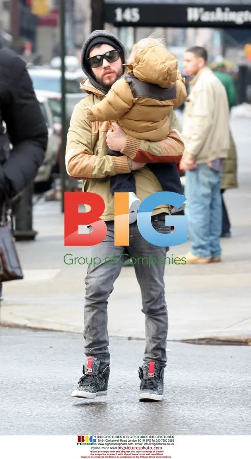 Pete Wentz and baby Bronx grab pizza