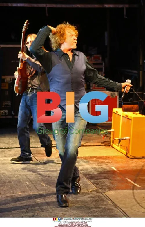 Mick Hucknall and Simply Red Live