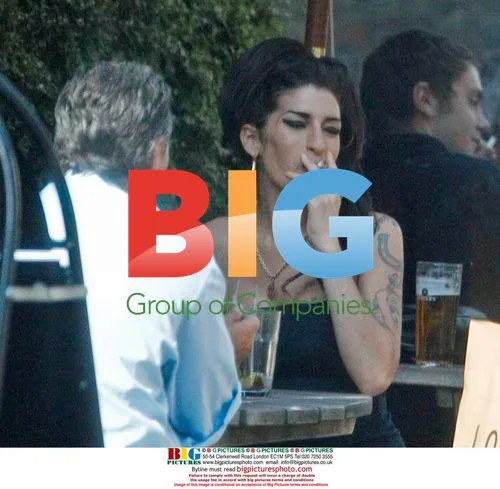 Amy Winehouse Plays with Child at Pub