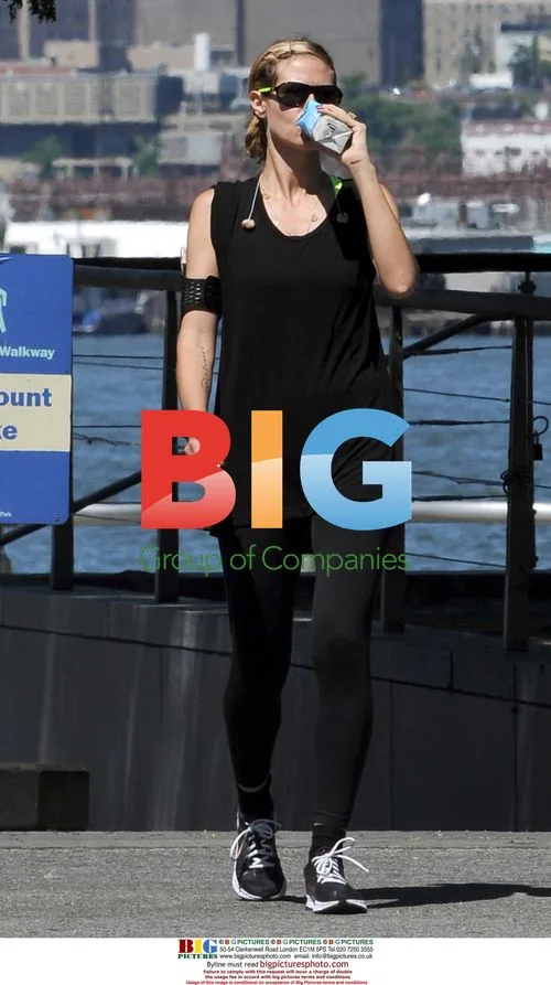 Heidi Klum Running on NYC Pier